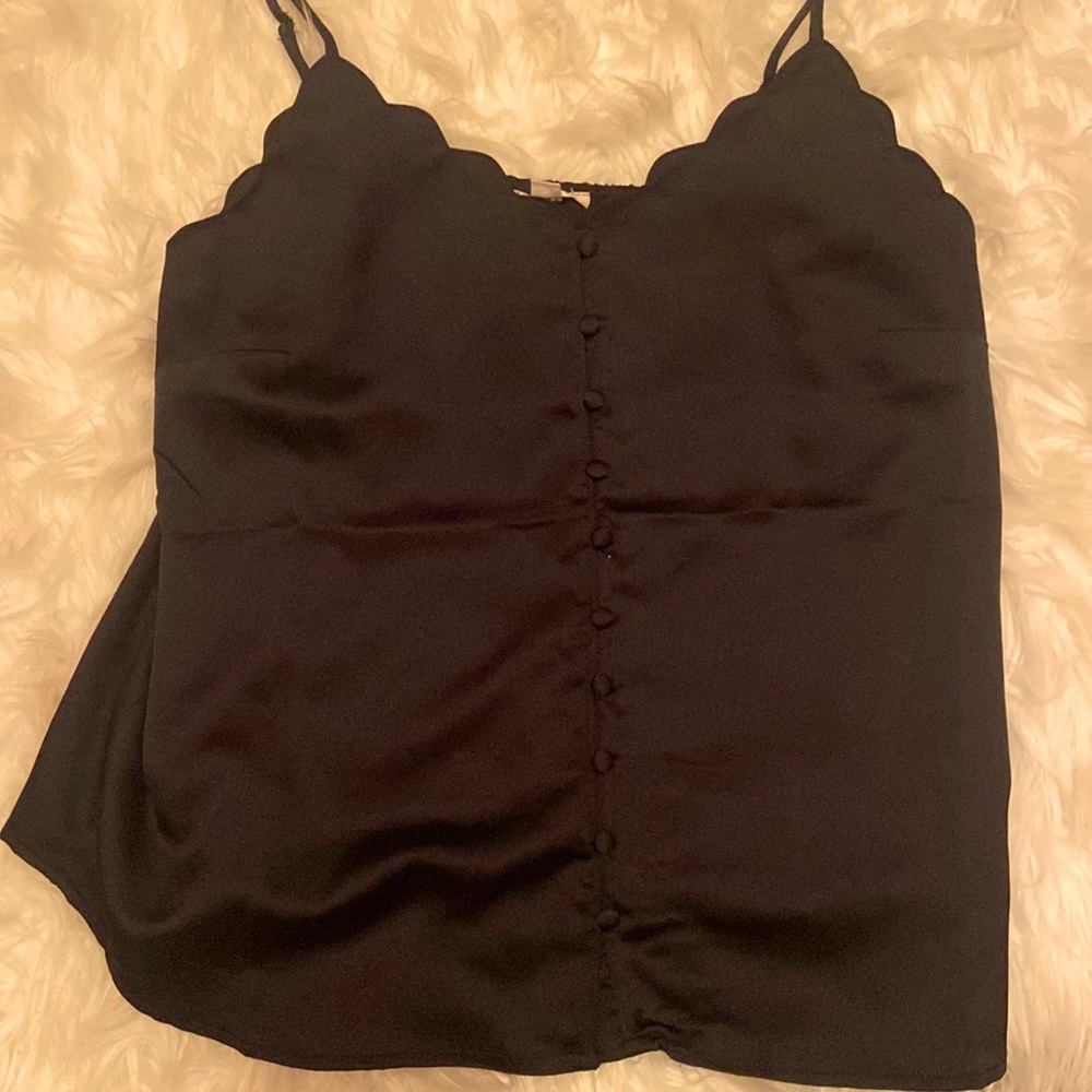 Black satin scalloped tank 🖤🖤🖤